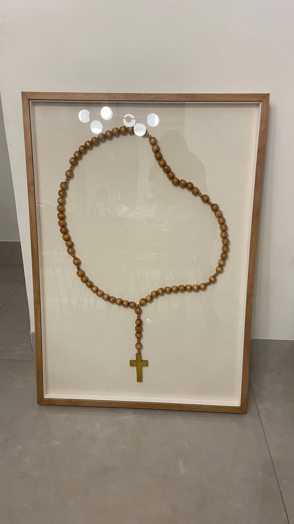 Quadro decorativo terço de madeira com moldura
