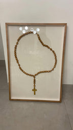 Quadro decorativo terço de madeira com moldura