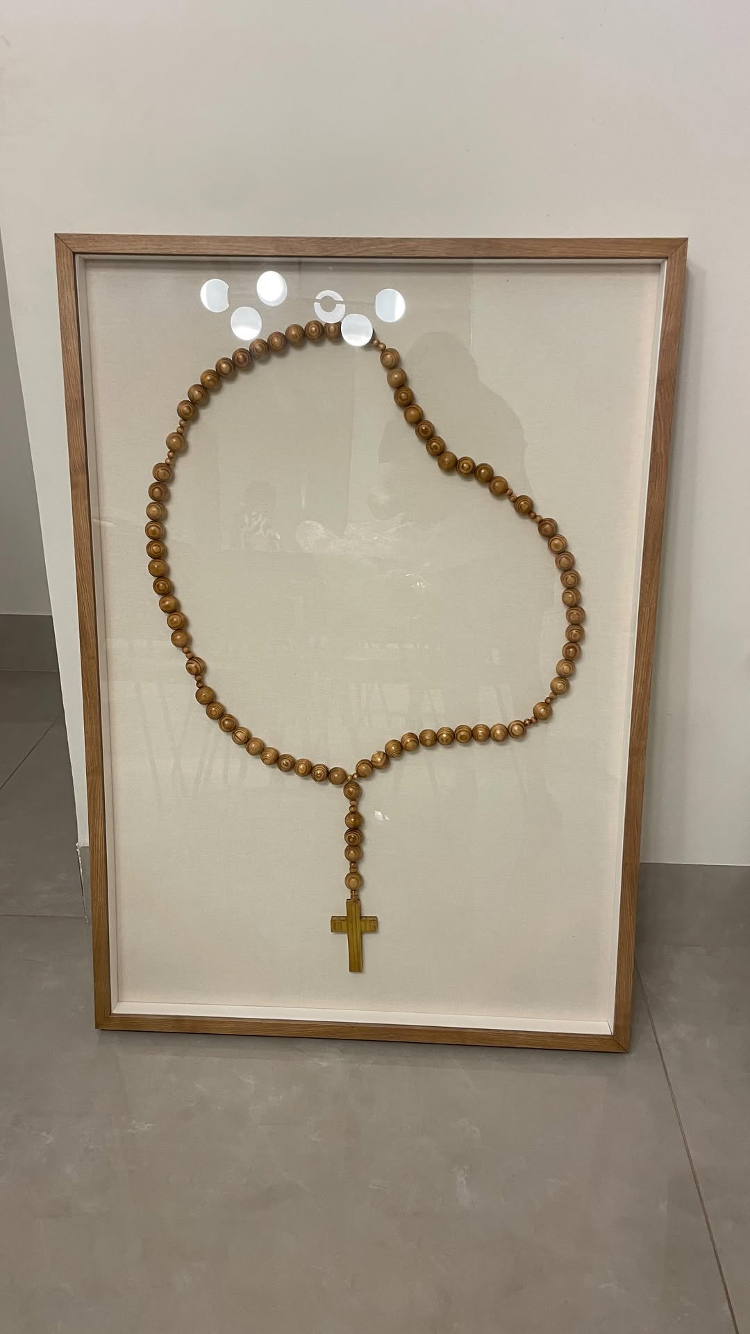 Quadro decorativo terço de madeira com moldura