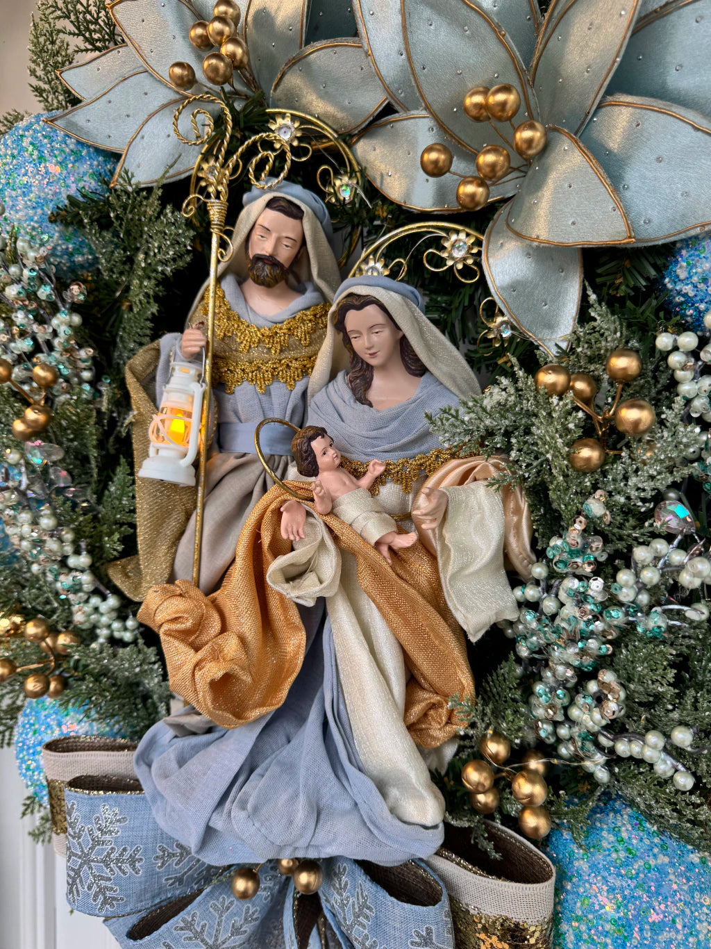 Guirlanda De Natal Sagrada Família C/ Led 65cm Azul celeste/ dourado
